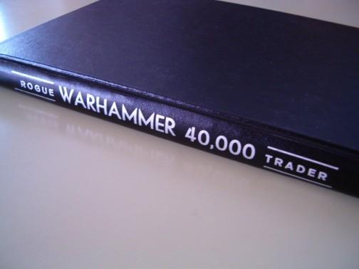 Fotografía del retapado que tuve que hacer al manual de Warhammer 40000 Rogue Trader, después de que se cayeran las tapas originales del mucho uso. Tapas cartoné en simil piel y tipografía repujada en color plata.