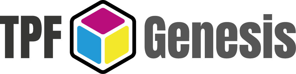 Imagotipo de TPF:Génesis. El texto TPF en color gris muy oscuro a la izquierda. Un diseño de icono de un dado o cubo en vista isométrica con un borde aislado en color negro y tres rombos, cada uno en los otros tres colores de cuatricomía, representando los lados visibles del cubo. La palabra Genesis está a la derecha en un tono de gris medio.