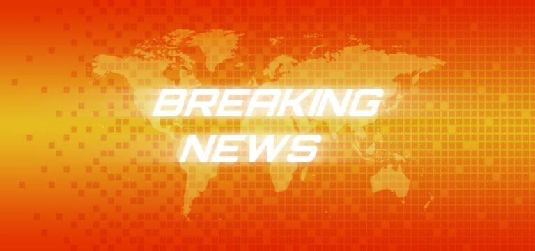 Imagen con el texto "Breaking News" que pretende imitar la estética e impacto de las clásicas cabeceras que se utilizan para resaltar las noticias más impactantes del día. Las letras son blancas y tienen un efecto de destello difuminado de forma horizontal. El fondo es un mapamundi en proyección de Mercator con un efecto cuadrícula superpuesto, ambos afectados por un degradado de color que va desde un naranja dorado en el centro a un naranja sanguina intenso en los bordes superior e inferior.