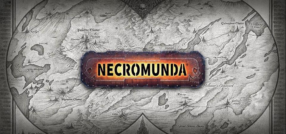 El logotipo del juego Necromunda, en color sobre un mapa del planeta Necromunda en grises.