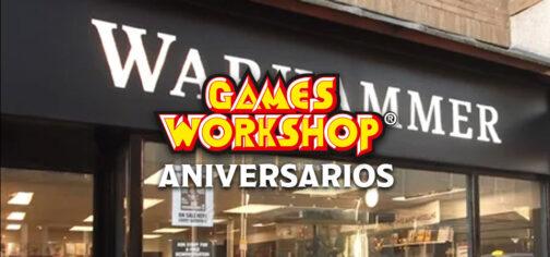 Una fotografía de una tienda de Warhammer - Games Workshop, donde destaca el cartel negro con letras blancas de Warhammer. Sobre la fotografía el logotipo clásico de Games Workshop y bajo él, la palabra "aniversarios" en letras blancas de cuerpo grueso con serifa.