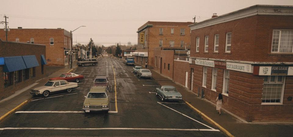 Una calle cualquiera de Wildspring durante los años 80, una ciudad estadounidense de calles ampliar, edificios bajos de ladrillo rojo y amplias zonas de aparcamiento. Representa la ciudad que da nombre a la serie de televisión que inspiró Tipos Duros, el juego de rol con el sistema Savage Worlds.