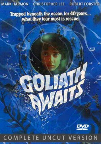 Carátula del DVD de Goliath Awaits. Es una ilustración de una ventaja de ojo de buey de un barco en color azul y óxido que, por los efectos de la luz presente y la presencia de lapas y plantas subacuáticas, se nota que está bajo el agua, mientras por el interior de la ventana se puede ver el rostro de una mujer joven con el pelo rizado. En el centro de la imagen, con las letras distorsionadas por el efecto del agua se ve el título de la película. Arriba aparecen los nombres de los tres principales protagonistas: Mark Harmon, Christopher Lee y Robert Forster, por encima del tagline de la película "Trapped beneath the ocean for 40 years... what they fear most is rescue", mientras que abajo del todo y sobre una banda se indica "Complete Uncut Version".