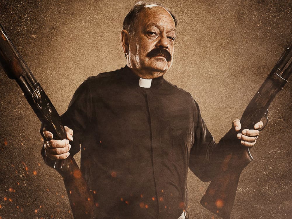 El Padre Benicio de la película Machete. Un sacerdote mexicano, calvo, con mostacho, camisa negra con alzacuellos, sosteniendo una escopeta con cada mano hacia el techo y con una expresión que deja claro que eres al mínimo gesto raro te cose a tiros. La imagen entera tiene un efecto envejecido y estropeada por el fuego.
