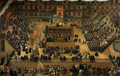 Imagen del óleo "Auto de Fe en la plaza Mayor de Madrid", realizado por Francisco Ricci en 1683. Representa un auto de fe ocurrido el 30 de junio de 1680 y que fue presidido por el rey Carlos II. Al fondo vemos la tribuna real y en ella a Carlos II, a su mujer María Luisa y a su madre. En los balcones, se ubican personas distinguidas de la corte. A la izquierda, rica alfombra y sobre ella el altar con la cruz verde, simbolizando la esperanza de perdón de los reconciliados, y el estandarte del Santo Oficio. Al lado, las gradas de los cargos públicos, y el solio del inquisidor general quien todavía está junto a la tribuna del rey después de haberle tomado juramento. En el centro del cuadro vemos a dos reos vestidos como en el siglo XV, con coroza y sambenitos con llamas, a los relatores o lectores de causas y sentencias en los púlpitos, y a unos dominicos con el predicador en el púlpito central. A la derecha están las gradas para los familiares de la Inquisición y los reos en persona o en estatua (muertos o huidos), la cual lleva una inscripción con sus delitos y una caja con sus huesos. Los reos podían ser penitenciados (castigados con diversas penas y que al abjurar de sus errores se convertían en reconciliados) o relajados (condenados a muerte en garrote, o en hoguera si eran reincidentes). En primer plano se ve a los soldados de la fe y los asnos que llevarán a los condenados a muerte a las afueras de la ciudad para ser ejecutados por la justicia secular. En este grupo de soldados en la parte inferior central del cuadro, encontramos una figura masculina que porta un tambor de grandes dimensiones muy utilizado en este tipo de ceremonias.
