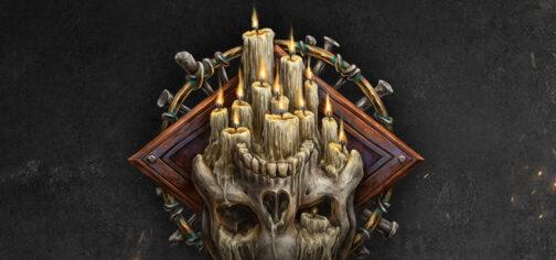 Ilustración de una calavera boca abajo, en cuyas cuencas de los ojos, paladar y base del cráneo se encuentran apoyadas una docena de velas de diferentes grosores y en distintos estados de consunción. Detrás tiene un rombo de cobre oxidado cuya dimensión más larga está en posición horizontal y más atrás aún un círculo de bronce al que hay multitud de pequeños huesos atados en su perímetro. El efecto completo parece el un candelabro de pared bastante grimoso.
