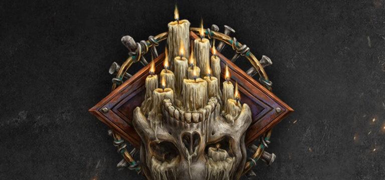 Ilustración de una calavera boca abajo, en cuyas cuencas de los ojos, paladar y base del cráneo se encuentran apoyadas una docena de velas de diferentes grosores y en distintos estados de consunción. Detrás tiene un rombo de cobre oxidado cuya dimensión más larga está en posición horizontal y más atrás aún un círculo de bronce al que hay multitud de pequeños huesos atados en su perímetro. El efecto completo parece el un candelabro de pared bastante grimoso.