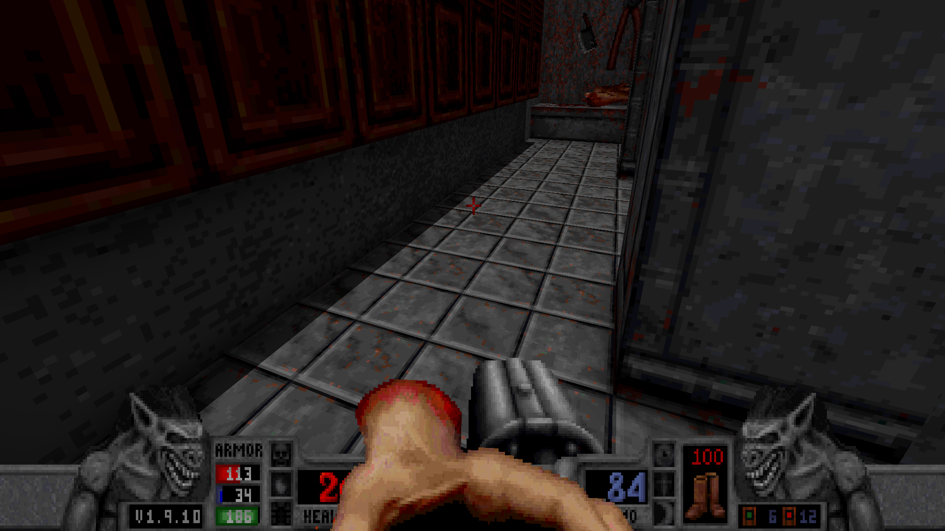 Captura del videojuego Blood. Con una interfaz clásica de FPS, en primera persona, se muestra una habitación oscura en tonos grises mientras el personaje empuña una escopeta. Lo que llama la atención es que existe una mano cortada en primer plano como si estuviera agarrando el cuello del personaje (que es justo lo que está ocurriendo, porque es uno de los enemigos más molestos del juego).