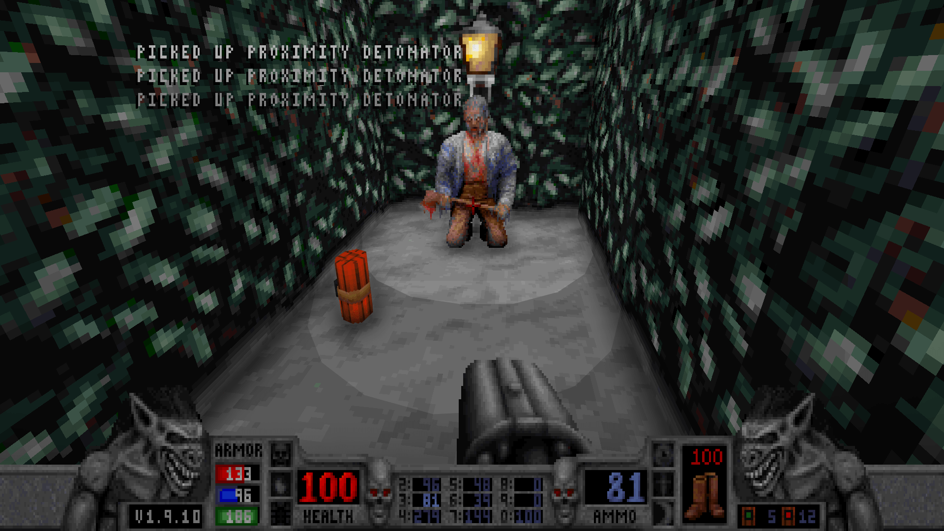 Captura del videojuego Blood. Con la interfaz clásica de FPS, en primera persona, mostrando un escenario nevado de un callejón sin salida de un laberinto donde hay un tipo de rodillas empuñando un hacha y completamente congelado. Un guiño a El Resplandor.