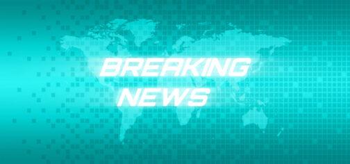 Imagen con el texto "Breaking News" que pretende imitar la estética e impacto de las clásicas cabeceras que se utilizan para resaltar las noticias más impactantes del día. Las letras son blancas y tienen un efecto de destello difuminado de forma horizontal. El fondo es un mapamundi en proyección de Mercator con un efecto cuadrícula superpuesto, ambos afectados por un degradado de color que va desde un cian neón en el centro a un tono turquesa en los bordes superior e inferior.
