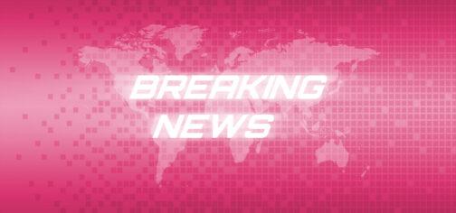 Imagen con el texto "Breaking News" que pretende imitar la estética e impacto de las clásicas cabeceras que se utilizan para resaltar las noticias más impactantes del día. Las letras son blancas y tienen un efecto de destello difuminado de forma horizontal. El fondo es un mapamundi en proyección de Mercator con un efecto cuadrícula superpuesto, ambos afectados por un degradado de color que va desde un rosa chicle en el centro a un tono casi magenta en los bordes superior e inferior.