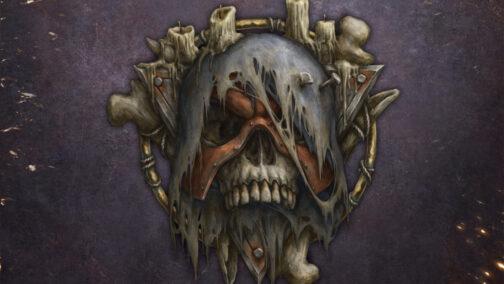 Una calavera mugrienta con un antifaz de metal tachonado y oxidado que, a su vez, está cubierto por un trozo de tela rasgado que se sostiene sobre el casco con unos clavos que atraviesan la frente. Sobre la parte de arriba del cráneo tiene una vela a medio derretir, como las hay también detrás sostenidas por una triángulo equilátero de metal oxidado con la base arriba, que se superpone a un círculo de huesos. El alimento de las leyendas de Necromunda.