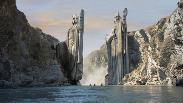Apenas unos puntitos en el centro de la imagen, tres pequeños botes llevan a los miembros de la Comunidad del Anillo por el río Anduin a los pies de las inmensas estatuas de los Argonath. El río parece bastante apacible en general y a pesar de los acantilados de decenas de metros que forman las riberas del río, los colores ocres, grises y azules que predominan le dan un aspecto general relajado. El Señor de los Anillos es un ejemplo paradigático entre los mundos eternamente medievales.