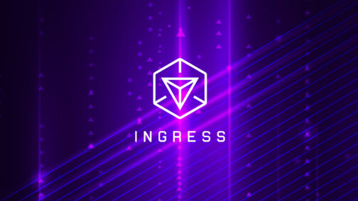 Una imagen CGI por completo. El fondo está formado por dos grupos de líneas de luz paralelas. El primer grupo es más escaso y vertical, acompañado por columnas de triángulos y puntos difusos bastante espaciados entre sí. El segundo grupo es diagonal y dan la sensación de rayos láser de luz negra. El aspecto general es bastante tecnológico o incluso cyberpunk. Sobre la decoración el imagotipo de Ingress.