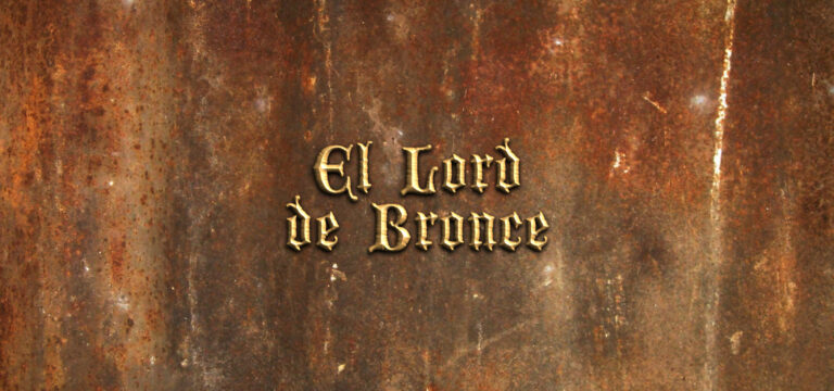 Sobre una plancha de metal oxidado en tonos rojos intensos y grises mezclados con ocre, el texto "El Lord de Bronce" en letra de estilo antiguo metálicas con relieve. Es el nombre de la aventura en una hoja para Savage Worlds.