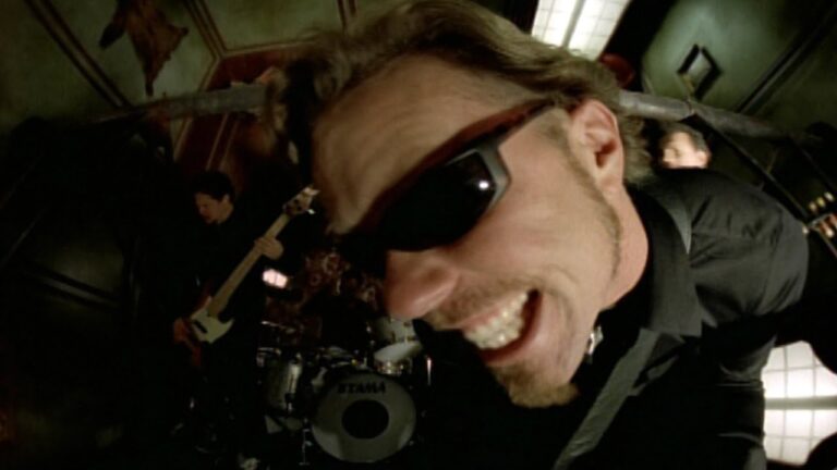 Fotograma del videoclip de "The memory remains" ("La recuerdo permanece") de Metallica. Es una imagen grabada con una lente ojo de pez con James Hetfield en primerísimo primer plano y la canción vale la pena para hablar de memoria.