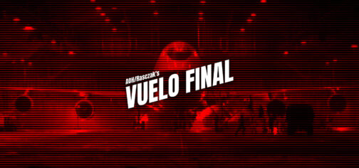 Imagen en tonos rojos y negros, formada como con un tramado de líneas horizontales que van aumentando de grosor o reduciéndose, según la intensidad de la luz en cada punto, que muestra un avión de pasajeros Boeing 747 en un hangar. Parece el efecto de una visión nocturna antigua o de mala calidad. Sobre la imagen, en letras blancas muy cuadradas pero con inclinación a la derecha, aparece el título "VUELO FINAL".