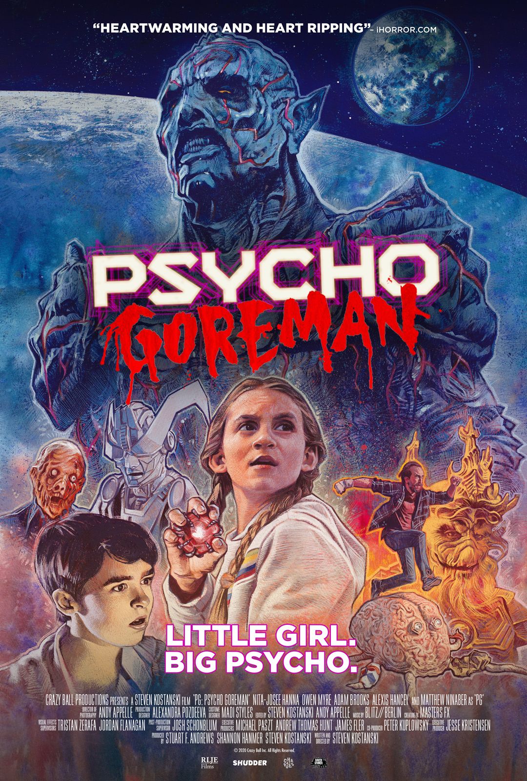 Póster de Psycho Goreman. En la parte superior aparece el texto "Heartwarming and heart ripping", de iHorror.com. En el centro el título de la película, con "PSYCHO" en letras de ángulos rectos, blancas con iluminación morada que imita líneas de energía o circuitos; y "GOREMAN" en manchas de sangre. Abajo, en letras blancas redondas con filete morado "Little girl, big psycho". La ilustración de fondo es el torso del propio Psycho Goreman en la mitad superior, superpuesto a una vista de planetas en el espacio, mientras la mitad inferior aparece en el centro la niña Mimi con la gema, su padre saltando sobre un cerebro con ojos y tentáculos, el hermano con cara de desnortado, y algunos de los monstruosos enemigos.