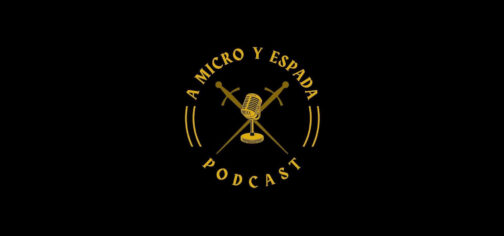 Logotipo del podcast A micro y espada. Sobre fondo negro, en el centro, hay un micrófono clásico de mesa con las siluetas de dos espadas en cruz por detrás, rodeados por texto en mayúsculas formando un círculo con el título A MICRO Y ESPADA apareciendo por la parte de arriba y por debajo PODCAST.