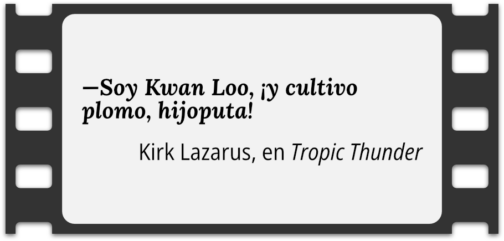 Imagen que emula un fotograma físico de película de cine. Es un rectángulo negro con 5 ranuras a cada lado y con el centro ocupado por un espacio blanco con el diálogo "— Soy Kwan Loo, ¡y cultivo plomo, hijoputa!" de Kirk Lazarus en la película Tropic Thunder, Una guerra muy perra.