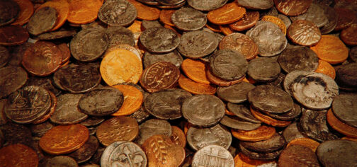 Montones de monedas antiguas de diferentes tamaños y pesos, perteneciente a un antiguo tesoro romano. Ya, no aparecerían como tal en juegos de rol OSR (o sí), pero aquí estamos.