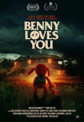 Carátula de la película Benny Loves You (Benny te ama). Se puede ver en primer plano que Benny, de espaldas, un peluche rojo con un chaleco azul que a su vez arrastra otra muñeca de la mano, se acerca a una casa durante la noche mientras las luces proyectan una iluminación anaranjada. El cielo está muy nublado y tiene un color oscuro y tenebroso. El título de la película tiene la O de "loves" como con dos ojos dibujados con cruces a mano y la O de "you" tiene tres gotas. El tagline de la película es "Hell Hath No Fury Like a Teddy Scorned".