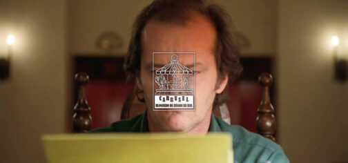 Jack Torrance, el protagonista de El Resplandor, mirando fijamente un papel que amarillea puesto en su máquina de escribir. Seguramente se le queda la misma cara que a mí cuando me tengo que poner a desarrollar la estructura de la aventura para la siguiente partida de rol. En el centro sobre la foto está el logo de la iniciativa Carrusel: un rectángulo vertical con un tiovivo de feria coronado por un dado de 20 caras, cuyas monturas son una imagen de Cthulhu, un caballero armado a caballo y una armadura de combate tecnológica. Bajo el tiovivo aparecen las letras grandes CARRUSEL ondulando arriba y abajo, y bajo esas, ocupando el mismo ancho, BLOGUERO DE JUEGOS DE ROL.