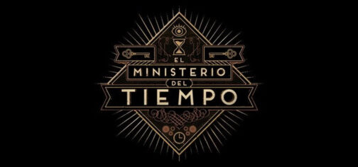 Logotipo de la serie El Ministerio del Tiempo. Tiene el nombre en letras de tipo art decó, envueltas en una decoración geométrica de cuadrados, rayos, un ojo abierto, un reloj de arena, dos llaves de estilo antiguo, todo en perfecta simetría. Todo en colores dorados, bronces y cobres sobre un fondo totalmente negro.