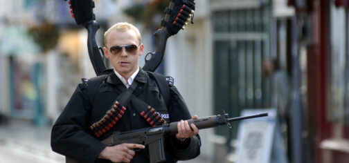 El agente de policía Nicholas Angel, armado hasta los dientes, con el uniforme, un palillo en los labios, gafas de rol estilo aviador y listo para resolver todo lo que se le ponga por delante. Es el protagonista de la película Arma Fatal (Hot Fuzz), la comedia de acción de La Trilogía del Corneto de Edgar Wright.