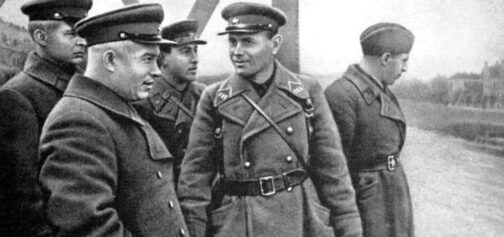 Imagen en blanco y negro de varios oficiales del ejército soviético durante la Segunda Guerra Mundial, vistiendo gruesos abrigos largos y gorras.