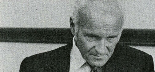 Fotografía de periódico, en blanco y negro, con muchísimo grano, de Sidney Gottlieb, el psiquiatra militar del proyecto MK Ultra.