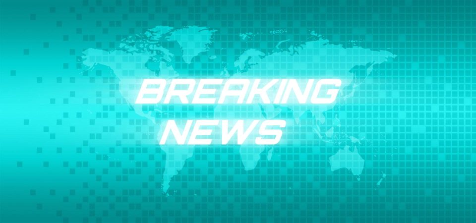 Imagen con el texto "Breaking News" que pretende imitar la estética e impacto de las clásicas cabeceras que se utilizan para resaltar las noticias más impactantes del día. Las letras son blancas y tienen un efecto de destello difuminado de forma horizontal. El fondo es un mapamundi en proyección de Mercator con un efecto cuadrícula superpuesto, ambos afectados por un degradado de color que va desde un cian neón en el centro a un tono turquesa en los bordes superior e inferior.