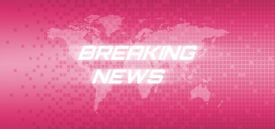 Imagen con el texto "Breaking News" que pretende imitar la estética e impacto de las clásicas cabeceras que se utilizan para resaltar las noticias más impactantes del día. Las letras son blancas y tienen un efecto de destello difuminado de forma horizontal. El fondo es un mapamundi en proyección de Mercator con un efecto cuadrícula superpuesto, ambos afectados por un degradado de color que va desde un rosa chicle en el centro a un tono casi magenta en los bordes superior e inferior.