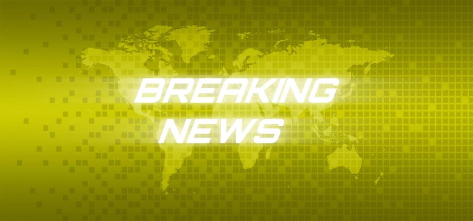 Imagen con el texto "Breaking News" que pretende imitar la estética e impacto de las clásicas cabeceras que se utilizan para resaltar las noticias más impactantes del día. Las letras son blancas y tienen un efecto de destello difuminado de forma horizontal. El fondo es un mapamundi en proyección de Mercator con un efecto cuadrícula superpuesto, ambos afectados por un degradado de color que va desde un amarillo limón en el centro a un amarillo ocre en los bordes superior e inferior.