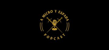 Logotipo del podcast A micro y espada. Sobre fondo negro, en el centro, hay un micrófono clásico de mesa con las siluetas de dos espadas en cruz por detrás, rodeados por texto en mayúsculas formando un círculo con el título A MICRO Y ESPADA apareciendo por la parte de arriba y por debajo PODCAST.