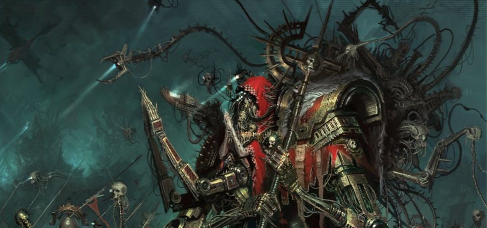 Ilustración del cuerpo constructo cibernético de pesadilla de un magos del Adeptus Mechanicus. Se ve un torso mecánico, de normes hombreras, de las que surgen dos brazos mecánicos enormes, que sostienen un hacha del Mechanicus. Del frente del torso surgen dos brazos orgánicos demacrados con un color cadavérico, en gesto de orgación, mientras que justo debajo surgen dos brazos mecánicos adicionales mayores, que imitan el gesto de oración. El cuerpo está sólo parcialmente cubierto por los clásicos ropajes rojo oscuro del Adeptus, incluida una cabeza de la que apenas se pueden ver sensores luminosos en lugar de ojos y montones de tubos y cables que cubren el rostro. Toda la espalda es un cúmulo de mecadendritas, ciberbrazos, pinzas mecánicas y servocráneos. Un horror que perfectamente representa un adversario en Warhammer 40000 Roleplay Wrath and Glory para frameworks de Tier 3.