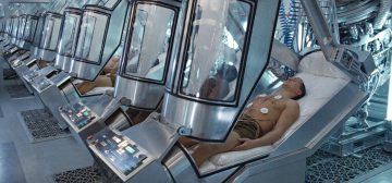 Los marines de la nave espacial Sulaco, de la película Alien, despiertan de su hibernación. Una de las formas de viaje espacial comunes en la ciencia ficción. Los marines están en ropa interior, metidos en una especie de cápsulas metálicas acolchadas en el interior, presurizadas por medio de compuertas selladas que tienen en parte una superficie de cristal por la que poder vigilarlos durante el sueño. A los pies de cada cápsula de hibernación se encuentra un panel de control lleno de botones y pantallas indicadoras.