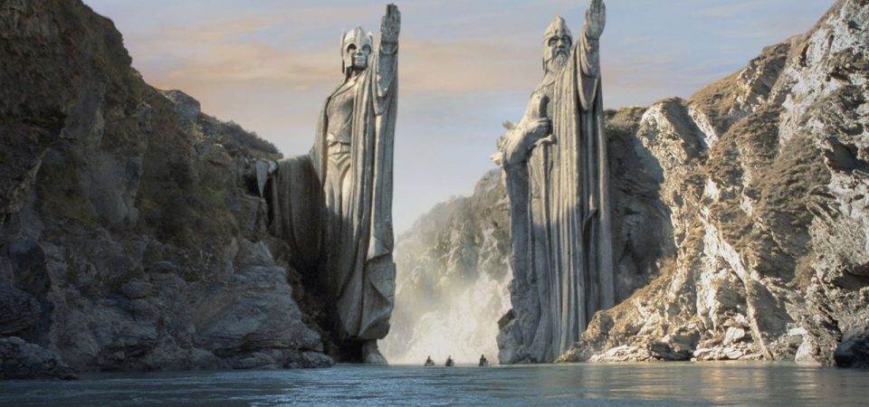 Apenas unos puntitos en el centro de la imagen, tres pequeños botes llevan a los miembros de la Comunidad del Anillo por el río Anduin a los pies de las inmensas estatuas de los Argonath. El río parece bastante apacible en general y a pesar de los acantilados de decenas de metros que forman las riberas del río, los colores ocres, grises y azules que predominan le dan un aspecto general relajado. El Señor de los Anillos es un ejemplo paradigático entre los mundos eternamente medievales.