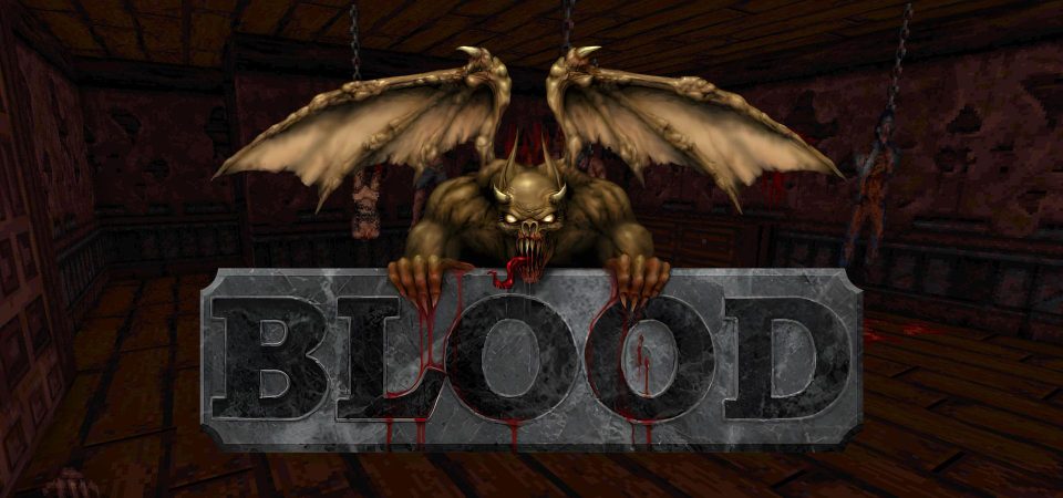 El logotipo del videojuego Blood. El texto del título "Blood" grabado en una lápida de mármol gris. Desde detrás, apoyando las garras en el borde de la lápida, sale una gárgola de color amarillo verdoso pus, con los ojos de un color amarillo brillante y los dientes y garras chorreando sangre. El fondo es una captura de pantalla del juego mostrando una habitación oscura con múltiples cadáveres mutilados colgando del techo.