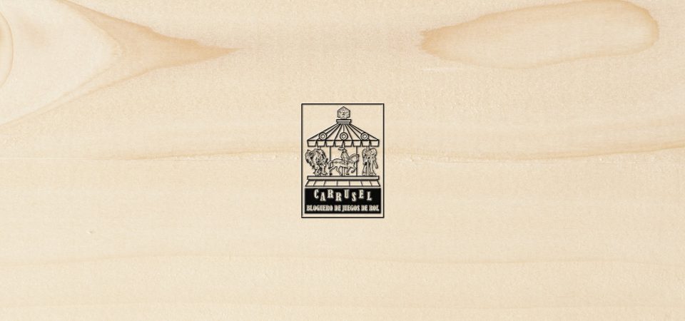 Sobre una textura de madera clara y porosa, el logo del Carrusel Bloguero de Juegos de Rol. Es un rectángulo vertical con un tiovivo de feria coronado por un dado de 20 caras, cuyas monturas son una imagen de Cthulhu, un caballero armado a caballo y una armadura de combate tecnológica. Bajo el tiovivo aparecen las letras grandes CARRUSEL ondulando arriba y abajo, y bajo esas, ocupando el mismo ancho, BLOGUERO DE JUEGOS DE ROL.