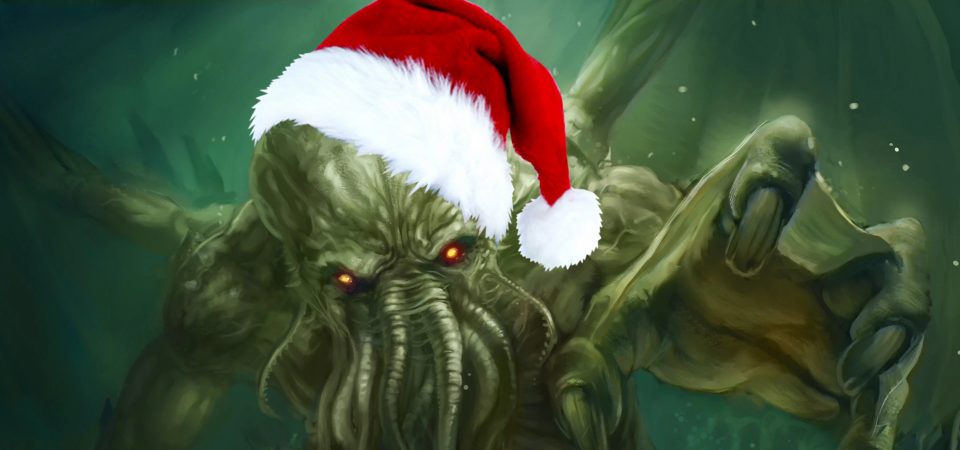 Ilustración en tonos verdes marinos mostrando a Cthulhu bajo las aguas, en plano medio, alargando su garra hacia el espectador como si quisiera atraparlo. Lleva un gorrito de Papá Noel pegado encima de la cabeza de manera bastante chapucera y siendo obvio que es un recorte de una fotografía. La ilustración de origen es "Cthulhu, Lord of R'lyeh", de Jeff Himmelman.
