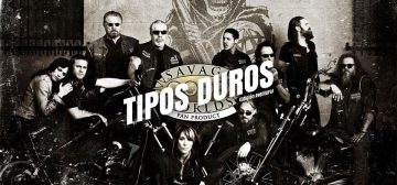 Imagen promocional de Hijos de la Anarquía, la serie de televisión sobre bandas criminales. En ella posan diez miembros de la banda con sus motos, en posturas chuleta. Es una imagen en blanco y negro con aspecto envejecido. Sobre la fotografía aparece el logo de Tipos Duros, el juego de rol: el texto Tipos Duros, el juego de rol, en letras blancas grandes y cuadradas, con una inclinación de unos 15º hacia la derecha y debajo, letra más pequeña pero con las mismas características Edición Aventura, todo girado unos 15º a contrarreloj y superpuesto al logo de Savage Worlds Fans Product.