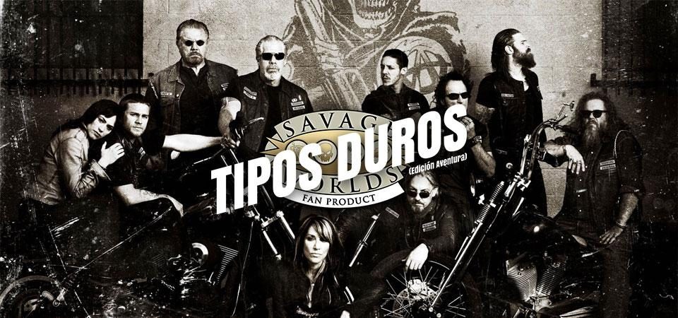 Imagen promocional de Hijos de la Anarquía, la serie de televisión sobre bandas criminales. En ella posan diez miembros de la banda con sus motos, en posturas chuleta. Es una imagen en blanco y negro con aspecto envejecido. Sobre la fotografía aparece el logo de Tipos Duros, el juego de rol: el texto Tipos Duros, el juego de rol, en letras blancas grandes y cuadradas, con una inclinación de unos 15º hacia la derecha y debajo, letra más pequeña pero con las mismas características Edición Aventura, todo girado unos 15º a contrarreloj y superpuesto al logo de Savage Worlds Fans Product.