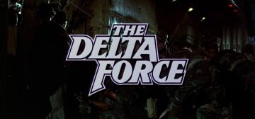 Fotograma de la película Delta Force, protagonizada por Chuck Norris. En él se ve, con muy mala iluminación, el interior de un avión militar de transporte, mientras varios soldados con uniformes de camuflaje está tratando de evacuar a otras personas. Por encima aparecen el título The Delta Force, en letras blancas con serifas muy grandes y angulosas, el clásico de serie B de Cannon Films.