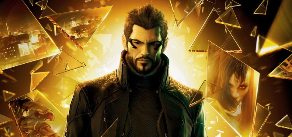 Adam Jensen, el protagonista de Deus Ex Human Revolution, en plano medio corto frente a una explosión de luz dorada y rodeado de fragmentos de grueso cristal triangulares y cuadrangulares que muestran imágenes de otros personajes o escenarios relevantes del juego enmarcados en tonos dorados. Jensen es es un hombre de tez delgada, en sus 40, con el rostro surcado de unas pocas profundas arrugas de expresión. Tiene una barba densa pero de formas finas y contornos muy marcados; sus cejas son arqueadas y también densas pero estrechas; su pelo es castaño, corto y peinado hacia atrás y hacia arriba. Tiene unas piezas negras en forma de C que rodean el ojo por el exterior y el borde del pómulo, que son parte de sus implantes cibernéticos.