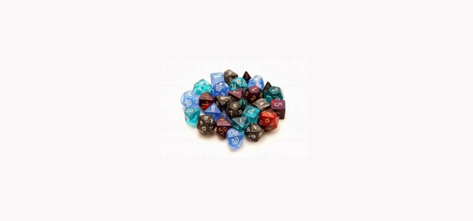 Sobre un fondo perfectamente blanco, homogéneo, desértico, y justo en el centro, hay un conjunto de dados de rol de diferentes tipos y colores, incluyendo dados de 6, 8, 10, 12 y 20 caras, donde predominan los colores azules, aguamarinas, cian, rojo y granate.
