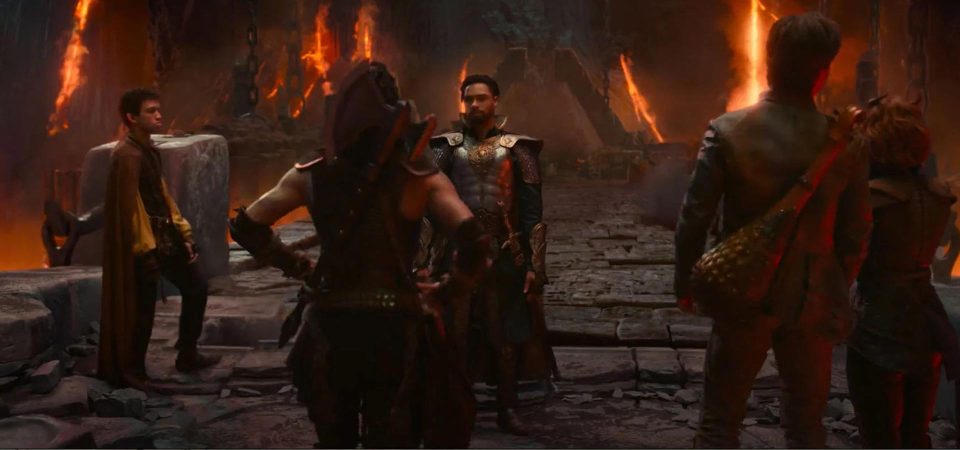 Fotograma de la película Dungeons & Dragons Honor entre ladrones, en que el grupo de aventureros (un paladín, una bárbara, una druida, un bardo y un mago) se encuentran frente a un puente de piedra ante un paisaje de subterráneo con cascadas de magma. El mago, como quien no quiere la cosa, está pisando una piedra concreta (atención, spoiler) que llevará al derrumbe del puente. Éste es un ejemplo perfecto de cómo una discusión entre un grupo de aventureros puede afectar a la sensación de progresión durante una partida de rol y como un hecho fortuito pone en marcha el juego de nuevo y evita el aburrimiento.