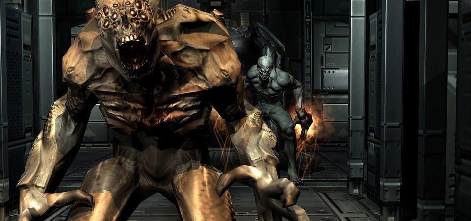 Dos imps de Doom 3 abalanzándose sobre el espectador. Son dos criaturas demoníacas de múltiples ojos y aspecto simiesco y amenazador. Están pidiendo a gritos tener a mano una armadura y equipo de Savage Doom para protegerse de ellos.