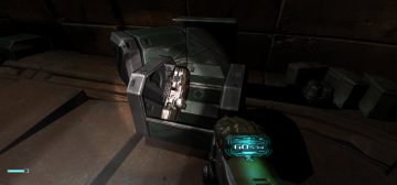Captura de pantalla de Doom 3. En primer plano se puede ver la ametralladora apuntando al frente y el escenario muestra una caja abierta mostrando armas de gran calibre. Estas armas de Doom son las que se adaptan a Savage Worlds.