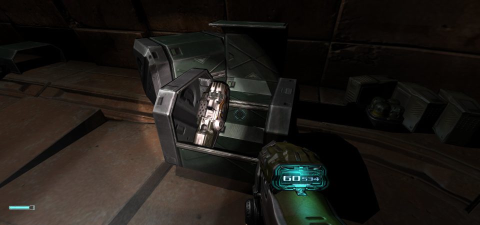 Captura de pantalla de Doom 3. En primer plano se puede ver la ametralladora apuntando al frente y el escenario muestra una caja abierta mostrando armas de gran calibre. Estas armas de Doom son las que se adaptan a Savage Worlds.